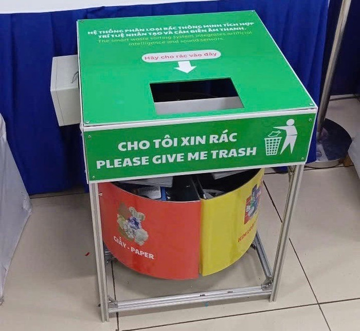 Dự án "Hệ thống phân loại rác thông minh tích hợp trí tuệ nhân tạo và cảm biến âm thanh" của nhóm học sinh Trường Trung học phổ thông Nguyễn Siêu, Hưng Yên. Ảnh: Báo Điện tử Đại biểu Nhân dân. z6441013843923-9467f6bb3f72cdbf737430c3ea120045.jpg