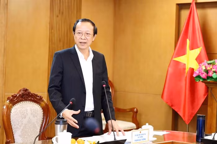 Thứ trưởng Phạm Ngọc Thưởng trao đổi tại phiên họp