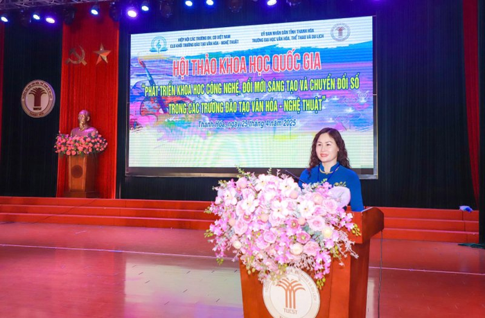 Phó Giáo sư, Tiến sĩ Lê Thanh Hà - Bí thư Đảng ủy, Hiệu trưởng Trường Đại học Văn hóa, Thể thao và Du lịch Thanh Hóa báo cáo đề dẫn Hội thảo. Picture4.png