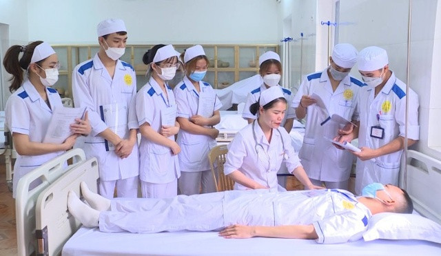 Sinh viên ngành Điều dưỡng Trường Cao đẳng Y tế Thanh Hoá khi đi lâm sàng tại bệnh viện. Ảnh: Website Trường 1000008382.jpg