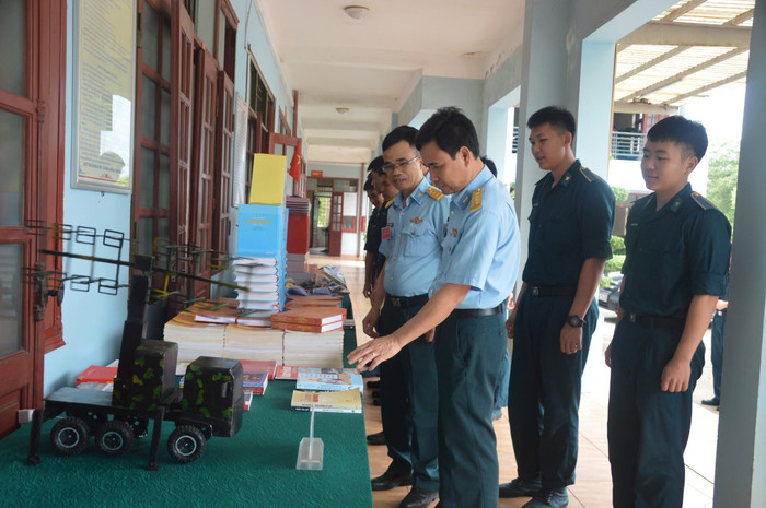 Cán bộ, học viên tham quan các mô hình, trưng bày sách tại Phòng Hồ Chí Minh Tiểu đoàn. z6527179471242_7b3257d66717b3a198e5ac8f74422ef1.jpg