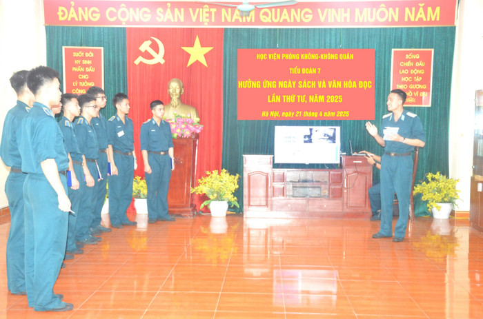 Tổ công tác Phòng Hồ Chí Minh Tiểu đoàn 7 giới thiệu cuốn sách “Âm vang Điện Biên”. z6527179471346_69a4db5c928c75b7cc2c4b8bea9fe82f.jpg