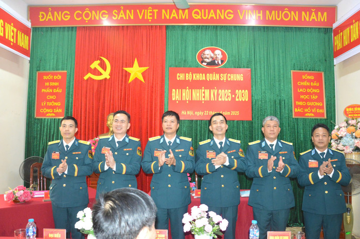 Ban Chấp hành Chi bộ, bí thư, phó bí thư nhiệm kỳ mới ra mắt Đại hội. Ảnh: Minh Quân 6a.jpg
