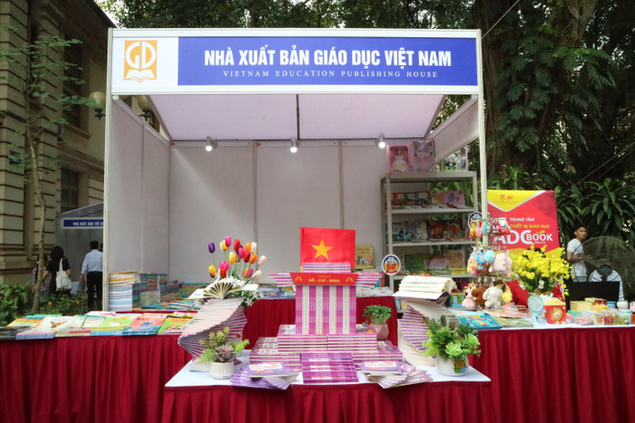 Gian trưng bày của Nhà xuất bản Giáo dục Việt Nam độc đáo với tạo hình sách tái hiện Lăng Chủ tịch Hồ Chí Minh. Ảnh: Ngọc Huyền GDVN_nxbgdvn.JPG