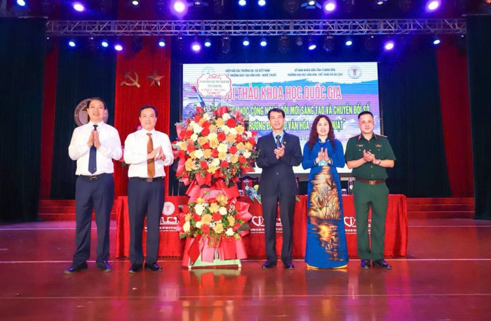 Phó Giáo sư, Tiến sĩ Triệu Thế Hùng - Phó Chủ nhiệm Ủy ban Văn hóa và Xã hội của Quốc hội và Tiến sĩ Lê Đức Giang - Tỉnh ủy viên, Phó Chủ tịch UBND tỉnh Thanh Hóa, Chủ tịch hội đồng Khoa học và Công nghệ tỉnh tặng hoa chúc mừng Hội thảo. Picture1.png