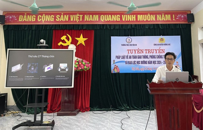 Thầy Nguyễn Ánh - Hiệu trưởng Trường Trung học cơ sở Chu Văn An. Ảnh: Website Trường 6cb004f2914637186e57.jpg