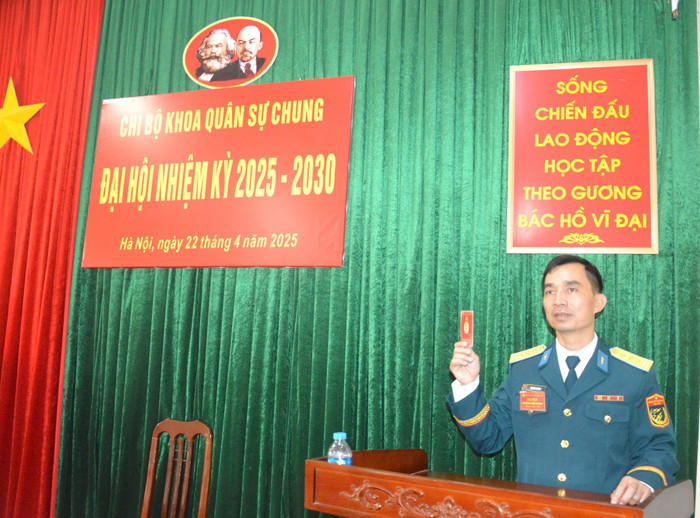 Thượng tá Chu Mạnh Hùng – Phó Chủ nhiệm Khoa Quân sự chung kết luận, biểu quyết thông qua các văn kiện trình Đại hội. Ảnh: Minh Quân 4a.jpg