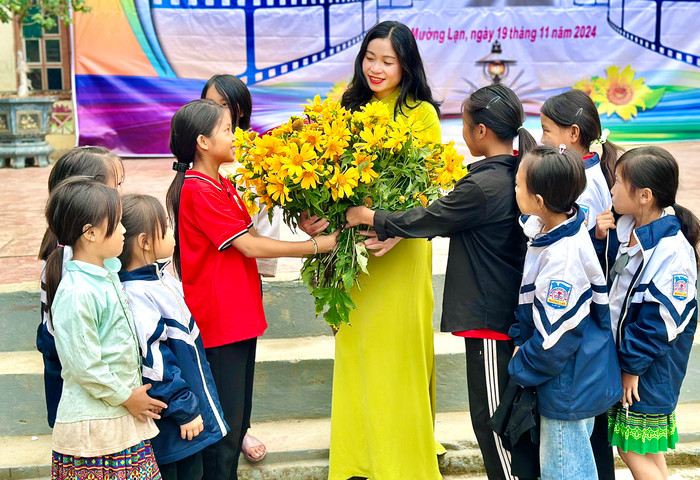 Cô Quàng Thị Xuân - Phó hiệu trưởng Trường Phổ thông Dân tộc Bán trú Tiểu học Mường Lạn. Ảnh: NVCC cô Quàng Thị Xuân.jpg
