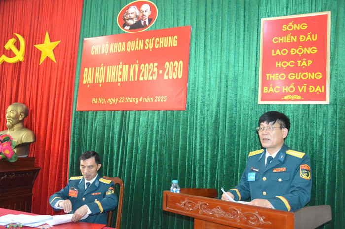 Đại tá Lê Công Thành - Ủy viên Thường vụ Đảng ủy, Phó Giám đốc Học viện Phòng không - Không quân phát biểu chỉ đạo Đại hội. Ảnh: Minh Quân 1a.jpg