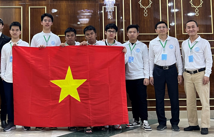 Toàn đoàn Việt Nam tham dự Kỳ thi Olympic Giao lưu Toán học Turkmenistan lần thứ 2 (Từ trái qua phải: Lại Gia Khải, Nguyễn Phúc Nguyên, Nguyễn Trí Hậu, Nguyễn Trí Hiền, Trần Quang Nhật, Vũ Việt Hà, thầy Vũ Thế Khôi, thầy Nguyễn Chu Gia Vượng). ảnh.jpg