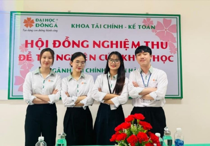 Cao Thị Ngọc Mai (đứng thứ 3 từ trái qua) - Sinh viên năm 3, ngành Tài chính Ngân hàng cùng nhóm trình bày nghiên cứu khoa học. Ảnh: NVCC a1a75ed2-e98a-4d91-85cf-54fb9ac6c17b.jpg