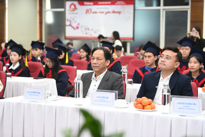 Anh Lê Tuấn Anh - Ủy viên Ban thư ký, Chánh văn phòng Trung ương Hội Sinh viên Việt Nam (phải), Nhà báo Lê Minh Toản - Phó Tổng biên tập Báo Tiền Phong (trái) tham dự chương trình. Ảnh: Nguyễn Đức. DSC_0013.JPG