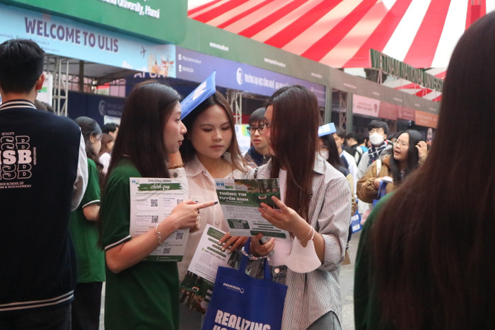 Một thí sinh hỏi về phương thức xét tuyển bằng SAT tại nhiều trường đại học. Ảnh: Ngọc Huyền GCVN_thí sinh