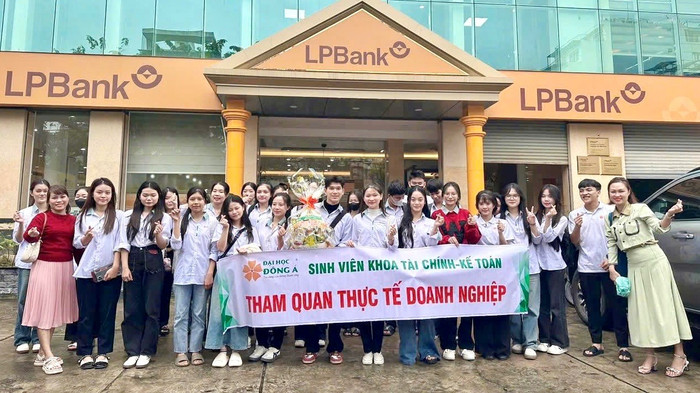 Sinh viên tham quan thực tế doanh nghiệp từ năm nhất. Ảnh: NVCC sv ĐH Đông Á.jpg