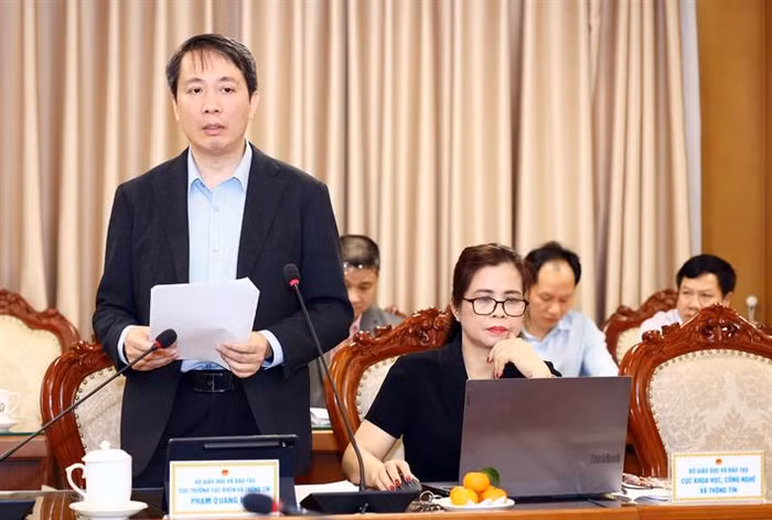 Ông Phạm Quang Hưng, Cục trưởng Cục Khoa học, Công nghệ và Thông tin báo cáo tại phiên họp