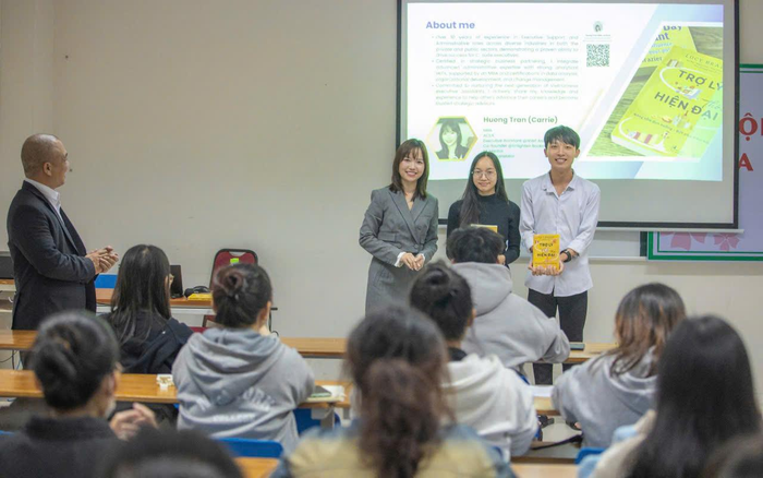 Sinh viên ngành Quản trị văn phòng trong một số hoạt động giao lưu, trải nghiệm với doanh nghiệp tại trường. Ảnh: NVCC athayluongg.png