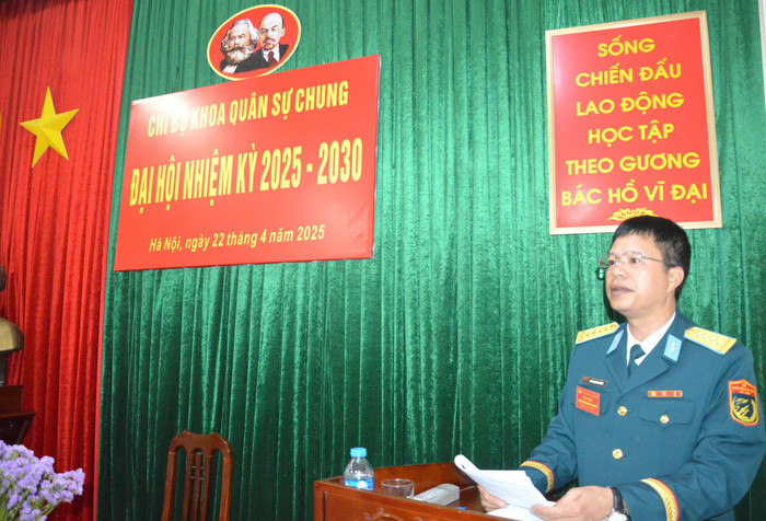 Đại tá Phan Mạnh Cường – Chủ nhiệm Khoa Quân sự chung phát biểu tại Đại hội. Ảnh: Minh Quân 3a.jpg