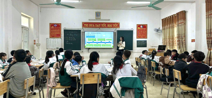 Cô giáo Nguyễn Thị Minh Phương và học sinh trong một tiết học. Ảnh: NVCC 55d906e4a53b73c08f23966faccb7e2e.jpeg