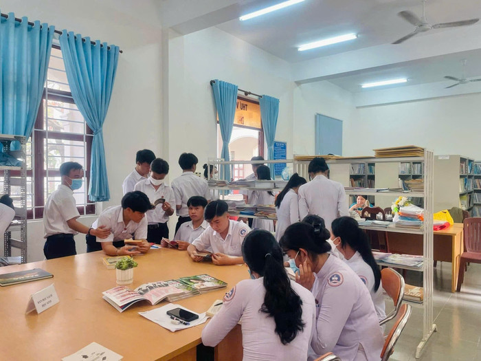 Học sinh Trường Trung học phổ thông Hậu Nghĩa đọc sách trong thư viện. Ảnh NTCC z6509690024021_d7225e85e603fde106b4d26dc976dff5.jpg