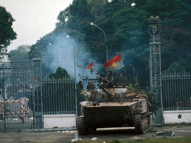 Xe tăng tiến vào Dinh Độc Lập. Ảnh: Báo Quân đội nhân dân. 30-4.jpg
