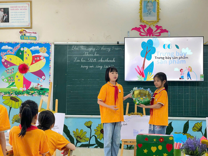 Học sinh Trường Tiểu học Cam Giá trình bày sản phẩm tự sáng tạo trong tiết học Âm nhạc. Ảnh: NTCC z6509645276924_982f58f654015e08d9cb8462cc4bd50a.jpg