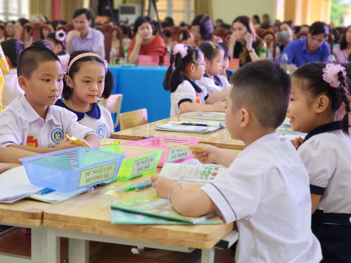 Cô giáo cho học sinh tham gia các hoạt động trao đổi, thảo luận theo nhóm (Ảnh: Phạm Linh) Cô giáo cho học sinh tham gia các hoạt động trao đổi, thảo luận theo nhóm (Ảnh: Phạm Linh)