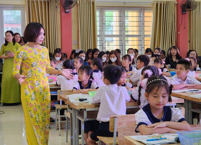 Cô giáo Tuyết cùng học sinh lớp 3A2 thực hiện tiết học về Từ chỉ đặc điểm; Câu nêu đặc điểm thuộc chủ điểm “Cổng trường rộng mở” (Ảnh: Phạm Linh) Cô giáo Tuyết cùng học sinh lớp 3A2 thực hiện tiết học về Từ chỉ đặc điểm; Câu nêu đặc điểm thuộc chủ điểm “Cổng trường rộng mở” (Ảnh: Phạm Linh)