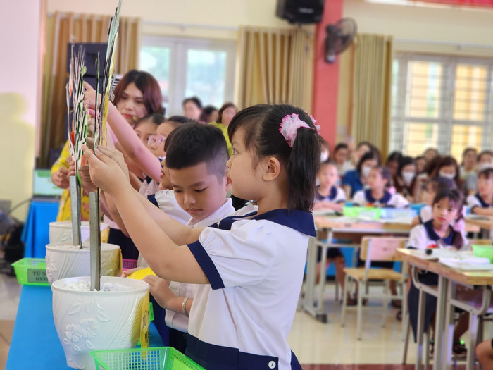 Học sinh dán từ lên cây do cô giáo chuẩn bị (Ảnh: Phạm Linh) Học sinh dán từ lên cây do cô giáo chuẩn bị (Ảnh: Phạm Linh)
