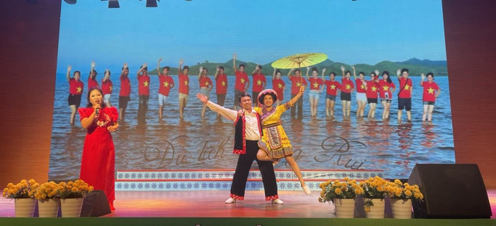 Trong đó không thể thiếu những tiết mục biểu diễn các loại hình nghệ thuật dân tộc (Ảnh: Phạm Linh)