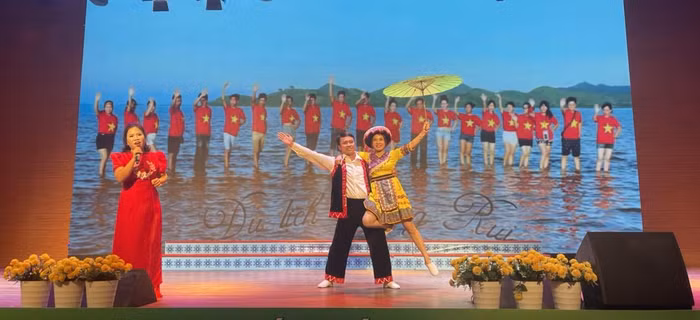 Trong đó không thể thiếu những tiết mục biểu diễn các loại hình nghệ thuật dân tộc (Ảnh: Phạm Linh)
