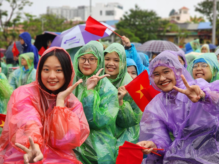 Từ 6 giờ sáng, 2.000 học sinh Trường Trung học phổ thông Chuyên Trần Phú đã có mặt tại Quảng trường Nhà hát lớn để cổ vũ cho Vũ Bùi Đình Tùng (Ảnh: Phạm Linh) Từ 6 giờ sáng, 2.000 học sinh Trường Trung học phổ thông Chuyên Trần Phú đã có mặt tại Quảng trường Nhà hát lớn để cổ vũ cho Vũ Bùi Đình Tùng (Ảnh: Phạm Linh)