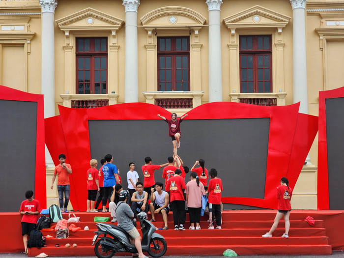 Tới chiều muộn, thành viên trong đội cổ vũ vẫn miệt mài chuẩn bị các tiết mục (Ảnh: Phạm Linh)