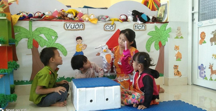 Bù đắp những thiệt thòi của trẻ em nơi đây, cô giáo Hạnh tình nguyện gắn bó với vùng sâu, vùng xa cho đến khi về hưu (Ảnh: Phạm Linh) Bù đắp những thiệt thòi của trẻ em nơi đây, cô giáo Hạnh tình nguyện gắn bó với vùng sâu, vùng xa cho đến khi về hưu (Ảnh: Phạm Linh)