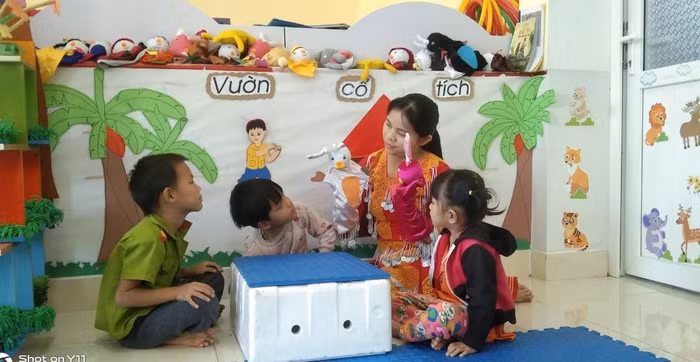 Bù đắp những thiệt thòi của trẻ em nơi đây, cô giáo Hạnh tình nguyện gắn bó với vùng sâu, vùng xa cho đến khi về hưu (Ảnh: Phạm Linh)