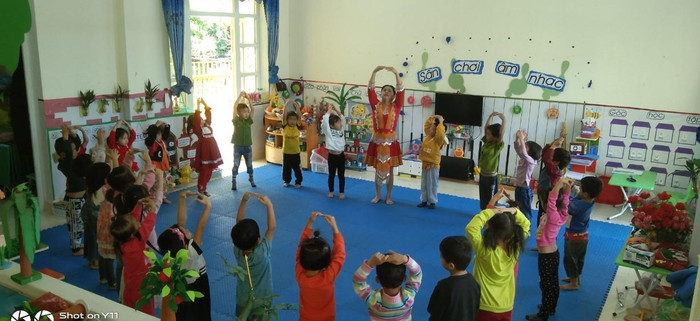 Mỗi ngày, cô giáo Hạnh phải đi hàng chục cây số để đến điểm trường Nà Choòng (Ảnh: Phạm Linh) Mỗi ngày, cô giáo Hạnh phải đi hàng chục cây số để đến điểm trường Nà Choòng (Ảnh: Phạm Linh)