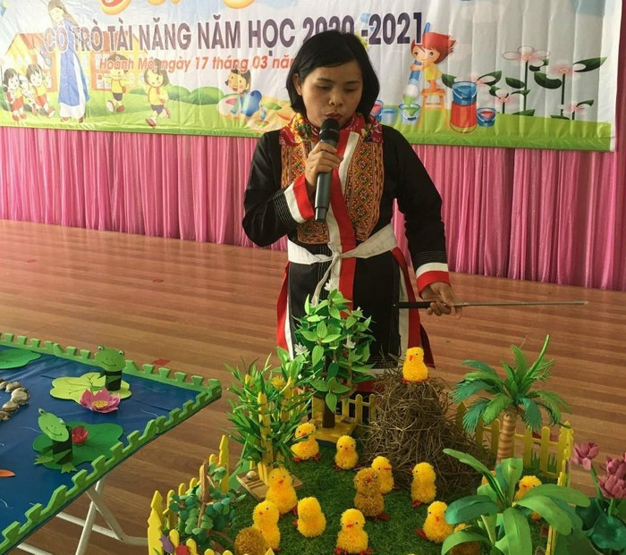 Đang là tổ trưởng chuyên môn, giáo viên giỏi của điểm trường trung tâm, cô giáo Hạnh quyết tâm viết đơn xin được về điểm trường vùng sâu, vùng xa để "gieo chữ" cho trẻ người dân tộc thiểu số (Ảnh: Phạm Linh) Đang là tổ trưởng chuyên môn, giáo viên giỏi của điểm trường trung tâm, cô giáo Hạnh quyết tâm viết đơn xin được về điểm trường vùng sâu, vùng xa để "gieo chữ" cho trẻ người dân tộc thiểu số (Ảnh: Phạm Linh)