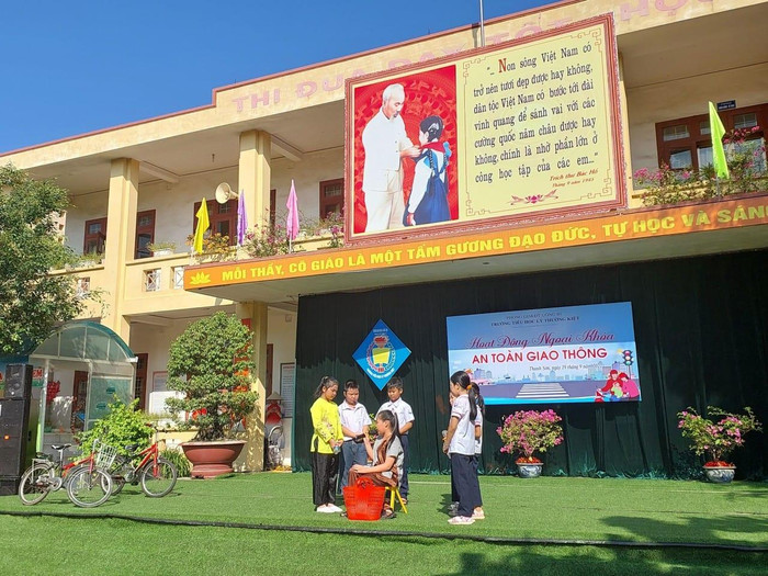 Học sinh Trường Tiểu học Lý Thường Kiệt diễn hoạt cảnh về an toàn giao thông (Ảnh: CTV) Học sinh Trường Tiểu học Lý Thường Kiệt diễn hoạt cảnh về an toàn giao thông (Ảnh: CTV)