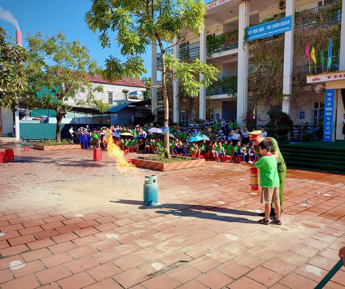 Trong buổi ngoại khóa các em học sinh đã được trải nghiệm xử lý các tình huống thực tế khi xảy ra cháy, nổ (Ảnh: CTV) Trong buổi ngoại khóa các em học sinh đã được trải nghiệm xử lý các tình huống thực tế khi xảy ra cháy, nổ (Ảnh: CTV)