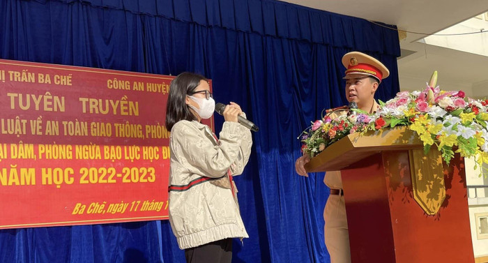 Mỗi học sinh sẽ là một tuyên truyền viên về an toàn giao thông (Ảnh: Phạm Linh) Mỗi học sinh sẽ là một tuyên truyền viên về an toàn giao thông (Ảnh: Phạm Linh)