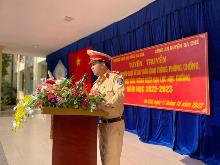 Thượng uý Lưu Quang Huy – Đội Cảnh sát giao thông trật tự, Công an huyện Ba Chẽ phổ biến kiến thức an toàn giao thông cho học sinh (Ảnh: Phạm Linh) Thượng uý Lưu Quang Huy – Đội Cảnh sát giao thông trật tự, Công an huyện Ba Chẽ phổ biến kiến thức an toàn giao thông cho học sinh (Ảnh: Phạm Linh)