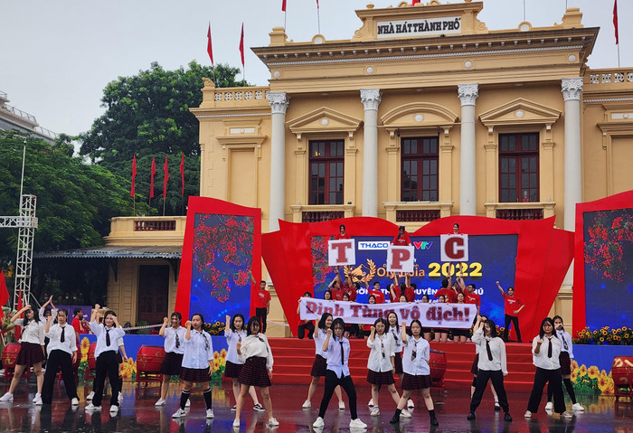 Các vũ công của Trường Trung học phổ thông Chuyên Trần Phú "đội mưa" biểu diễn (Ảnh: Phạm Linh) Các vũ công của Trường Trung học phổ thông Chuyên Trần Phú "đội mưa" biểu diễn (Ảnh: Phạm Linh)