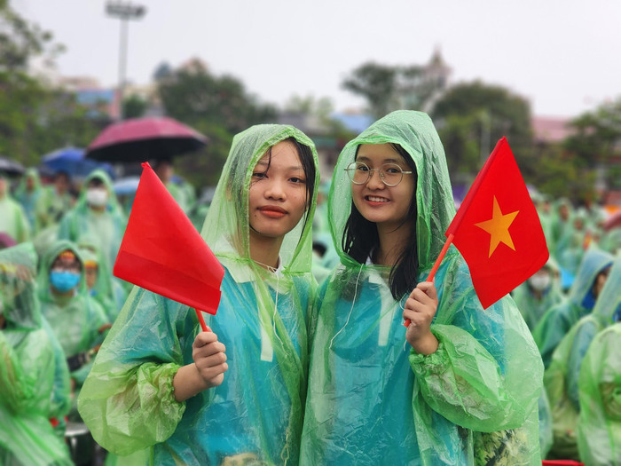 Em Nguyễn Thị Minh Huyền - học sinh lớp 10 Sinh, Trường Trung học phổ thông Chuyên Trần Phú chia sẻ: "Em và các bạn rất tự hào và cảm ơn anh Vũ Bùi Đình Tùng đã mang đến một kỷ niệm đáng nhớ khi học tập tại mái trường thiên thanh. Từ 5h sáng, em đã háo hức dậy để đến Quảng trường Nhà hát lớn cổ vũ cho anh Tùng. Ngày hôm nay mặc dù mưa to nhưng tinh thần của 2.000 học sinh chúng em lúc này rất "cháy" hết mình để mong anh sẽ thi thật tốt, hãy thật tự tin chiến thắng vì có quê hương làm điểm tựa vững chắc cho anh. Anh Tùng còn mang đến cho em động lực để học tập thật tốt và trong tương lai sẽ tham gia các cuộc thi lớn khẳng định bản thân" (Ảnh: Phạm Linh) Em Nguyễn Thị Minh Huyền - học sinh lớp 10 Sinh, Trường Trung học phổ thông Chuyên Trần Phú chia sẻ: "Em và các bạn rất tự hào và cảm ơn anh Vũ Bùi Đình Tùng đã mang đến một kỷ niệm đáng nhớ khi học tập tại mái trường thiên thanh. Từ 5h sáng, em đã háo hức dậy để đến Quảng trường Nhà hát lớn cổ vũ cho anh Tùng. Ngày hôm nay mặc dù mưa to nhưng tinh thần của 2.000 học sinh chúng em lúc này rất "cháy" hết mình để mong anh sẽ thi thật tốt, hãy thật tự tin chiến thắng vì có quê hương làm điểm tựa vững chắc cho anh. Anh Tùng còn mang đến cho em động lực để học tập thật tốt và trong tương lai sẽ tham gia các cuộc thi lớn khẳng định bản thân" (Ảnh: Phạm Linh)