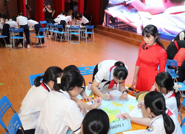 Xuyên suốt tiết học, học sinh thường xuyên thực hiện hoạt động học tập theo nhóm (Ảnh: Phạm Linh) Xuyên suốt tiết học, học sinh thường xuyên thực hiện hoạt động học tập theo nhóm (Ảnh: Phạm Linh)