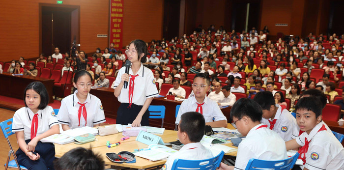 Để học sinh có sự chủ động tiếp cận kiến thức, cô giáo Hồng Hà đã chia lớp thành 4 nhóm và giao nhiệm vụ chuẩn bị ở nhà (Ảnh: Phạm Linh) Để học sinh có sự chủ động tiếp cận kiến thức, cô giáo Hồng Hà đã chia lớp thành 4 nhóm và giao nhiệm vụ chuẩn bị ở nhà (Ảnh: Phạm Linh)