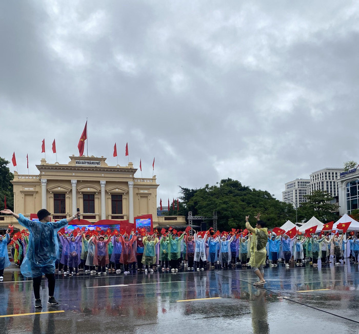 Dù vừa mệt, vừa rét nhưng học sinh vẫn hào hứng tập luyện (Ảnh: Đình Huy)
