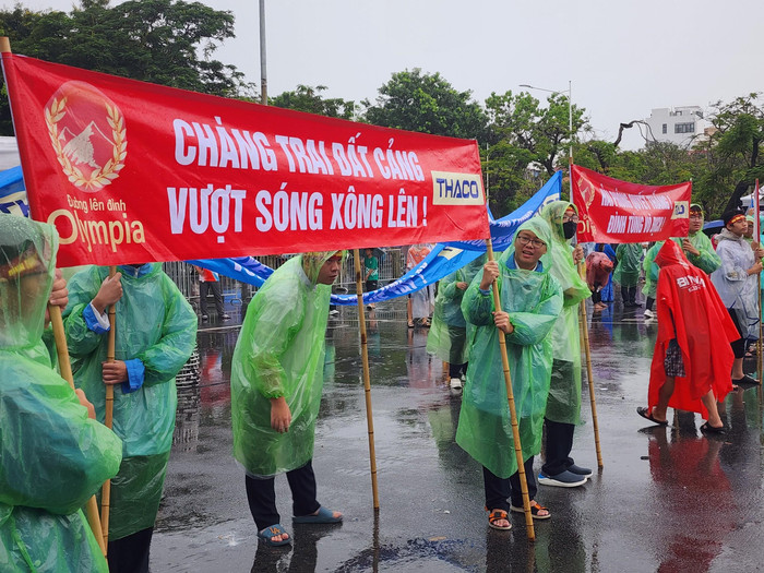 Quảng trường Nhà hát lớn phủ kín băng rôn cổ vũ (Ảnh: Phạm Linh) Quảng trường Nhà hát lớn phủ kín băng rôn cổ vũ (Ảnh: Phạm Linh)