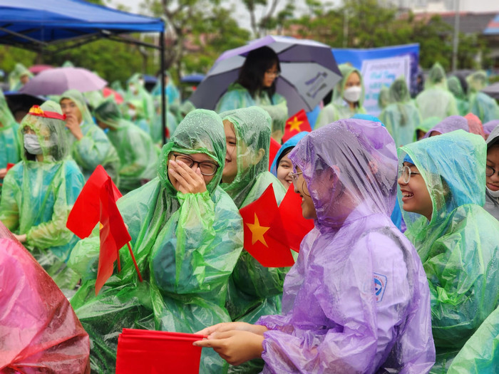 Dù thời tiết không thuận lợi nhưng không khí tại điểm cầu truyền hình vẫn rộn ràng, các cổ động viên háo hức chờ chương trình chính thức bắt đầu (Ảnh: Phạm Linh) Dù thời tiết không thuận lợi nhưng không khí tại điểm cầu truyền hình vẫn rộn ràng, các cổ động viên háo hức chờ chương trình chính thức bắt đầu (Ảnh: Phạm Linh)