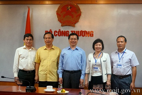 3 đồng chí nguyên Chủ tịch HĐTV chụp ảnh kỷ niệm cùng Lãnh dạo Bộ Công Thương. 3 đồng chí nguyên Chủ tịch HĐTV chụp ảnh kỷ niệm cùng Lãnh dạo Bộ Công Thương.