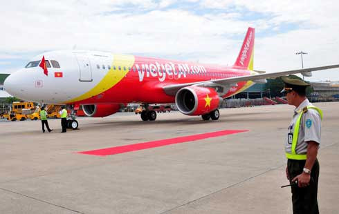 Bộ trưởng Đinh La Thăng nhận định do Vietjet phát triển quá nhanh nên năng lực chuyên môn, đội ngũ nhân lực chưa theo kịp.