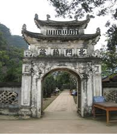 Dòng chữ “Bắc môn tỏa thược” trên cổng đền vua Đinh Dòng chữ “Bắc môn tỏa thược” trên cổng đền vua Đinh